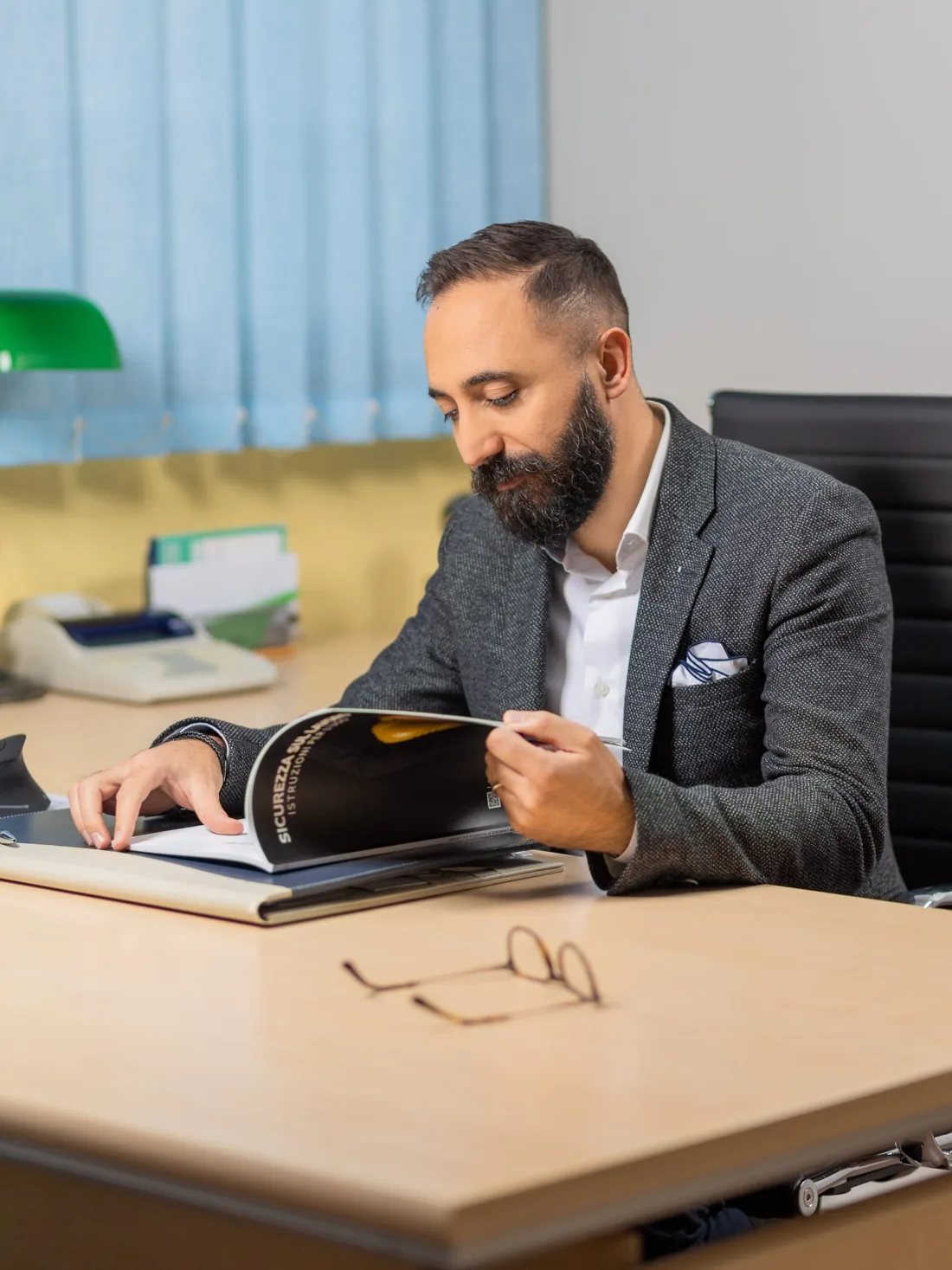 Danilo Boe al lavoro sulla documentazione per la sicurezza